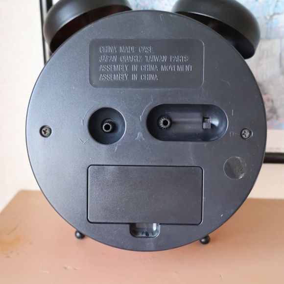 Disney Mickey Mouse Vintage Quartz Movement Clock From The 80's Keeps Good Time - Picture 5 of 11